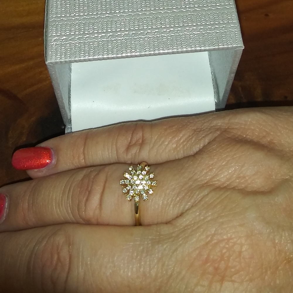 Gold plated snowflake ring. SIZE 7.     Nwt